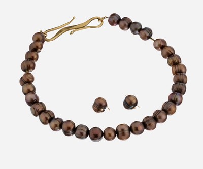 Perl-Collier mit 14 kt Gold Schließe, GG 585/000 gepr., unrunde braune Süßwasserzuchtperlen, gefärbt, S-Schließe, dazu 1 Paar Ohrhaken, GG ...