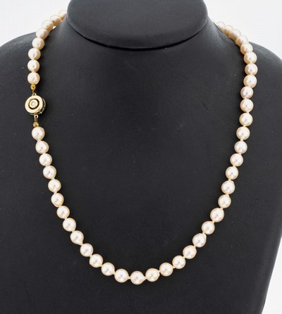 Perl-Collier mit 14 kt Gold Brillant-Schließe, GG 585/000, Akoyazuchtperlen, D. ca. 6.5- 6.9 mm, L. ca. 45 cm, Steckschließe mit 2 Brillanten zus. ...