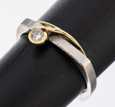 14 kt Gold Brillant-Ring, WG/GG 585/000, 1 in GG gefasster Brillant ca. 0.08 ct (grav.) Weiß/si, RW 55, ca. 3.6 g, Meistermarke ungedeutet, ...