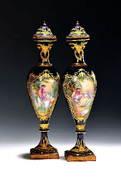 Paar Ziervasen, Frankreich, um 1890, Porzellan kobaltblau glasiert mit reicher Goldstaffage, in Kartuschen bunt lithogr. galante Szenen im Park, ...