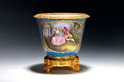 Cache-Pot, Frankreich, um 1850-60, Porzellan, blau glasiert, in zwei goldgerahmten Kartuschen bunt bemalt mit galanter Szene im Park und ...