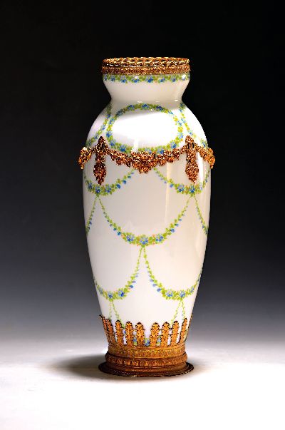 Vase, Österreich, um 1900, Porzellan, bunt bemalt mit Vergißmeinnichtgirlanden, mit französischem Importstempel und französischer Metallmontur, ...