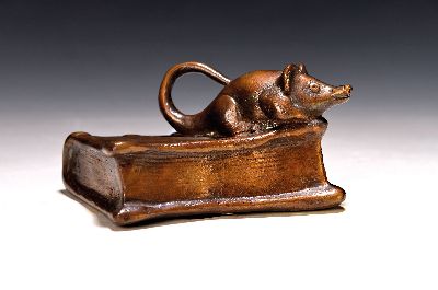 Gernot Rumpf, 1941 Kaiserslautern 2025, Bronzefigur, Maus auf Buch sitzend, Kunstguss Strehle, monogrammiert, dat. 3/25, ca. 7 x 8 x 12 x 8.5 cm