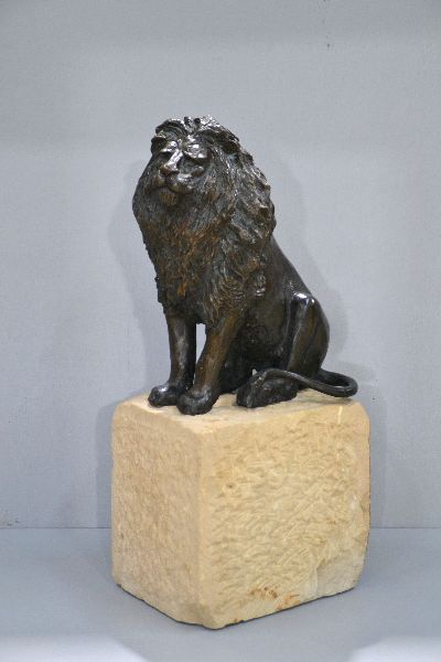 Kurt Arentz, 1934 Köln - 2014 München, große Bronzefigur, sitzender 40cm hoher Löwe, vollplastische Löwenfigur mit üppiger Mähne, den Kopf ...