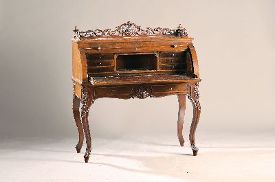 Schreibsekretär, England, um 1860, Mahagonifurnier, mit Galerie aus geschnitzten Voluten und Akanthus, hinter Rollklappe Sekretäreinteilung mit 6 ...