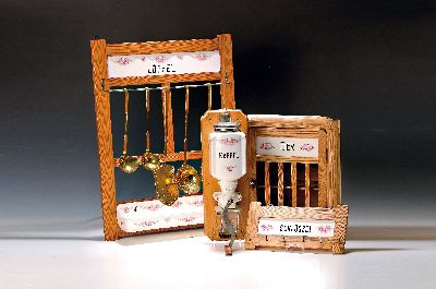 4 Teile Küchenzubehör, Max Roesler, um 1910/20, Eichenschränkchen, mit zwei Einsätzen für 20 Eier, Steinguteinsatz in der Tür, Weichholzkorpus, ...