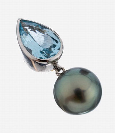14 kt Gold Topas-Perl-Anhänger, WG 585/000, schlichtes Design, facett. Blautopastropfen (beh.) ca. 3.0 ct, bewegl. abgehangene Tahitizuchtperle, D. ...