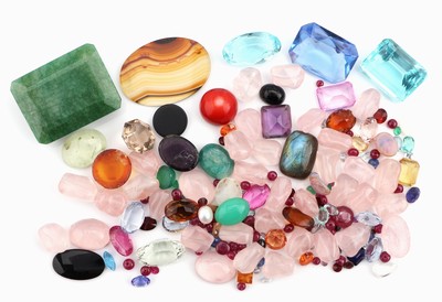 Lot diverse lose Farbsteine, zus. ca. 644 ct, u.a. gebohrte Rubinlinsen in versch. Größen, gebohrte Rosenquarze in versch. Formen, Saphire, Rubine, ...