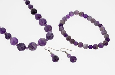 Amethyst-Konvolut, best. aus: 1 Collier, L.ca. 49 cm, Amethyst-Kugeln im Verlauf, D. ca. 3.2-6.3 mm, Zwischenkugeln D. ca. 2-2.2 mm, ...