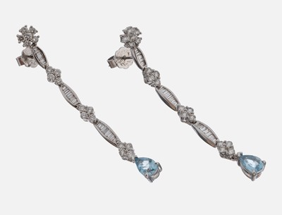 Paar 18 kt Gold Diamant-Aquamarin-Ohrstecker, WG 750/000, länglich in sich bewegl., 36 Brillanten und 36 Diamantbaguettes zus. ca. 1.36 ct ...