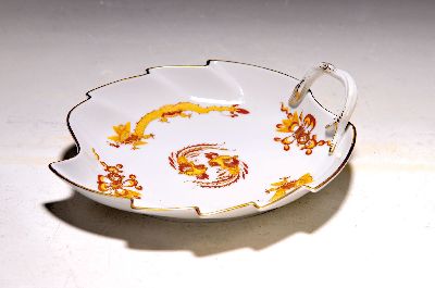 Blattschale, Meissen, 20. Jh., 1. Wahl, Dekor gelber Hofdrache goldschattiert, Goldrand, ca. 22x19cm
