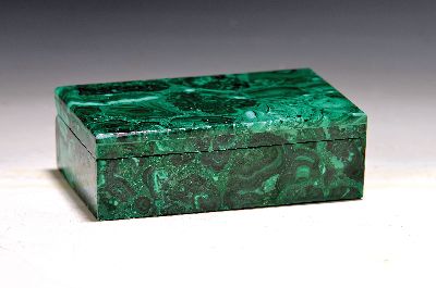 Deckeldose aus Malachit, neuzeitlich, ca. 5x15x10cm, Wandstärke ca. 0.5cm