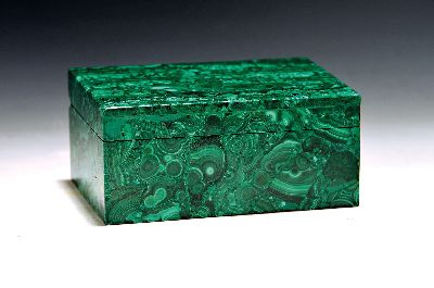 Deckeldose aus Malachit, neuzeitlich, ca. 7.5x17x12.5cm, Wandstärke ca. 0.5cm