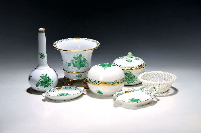 7 Teile Porzellan, Herend Ungarn, 20. Jh., Dekor Apponyi grün, Goldränder, Vase 20cm, Cachepot H. ca. 17cm, 2 Deckeldosen je 9cm, kl. Ascher, kl. ...