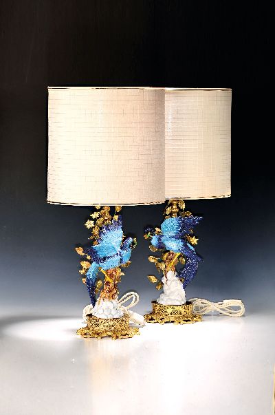 Paar Tischlampen, Italien, 20. Jh., mit vollplastischen Porzellanfiguren von Paradiesvögeln, Metallmonturen, je eine Brennstelle, Elektr. nicht ...