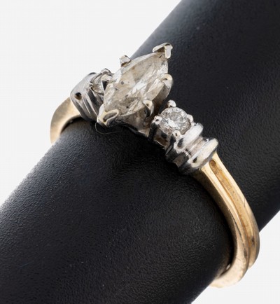 14 kt Gold Diamant-Ring, GG/WG 585/000, Ringkopf WG, mittig Diamant-Navette ca. 0.50 ct l.get.Weiß/p, 2 Brillanten zus. ca. 0.10 ctWeiß/si-p, RW ...