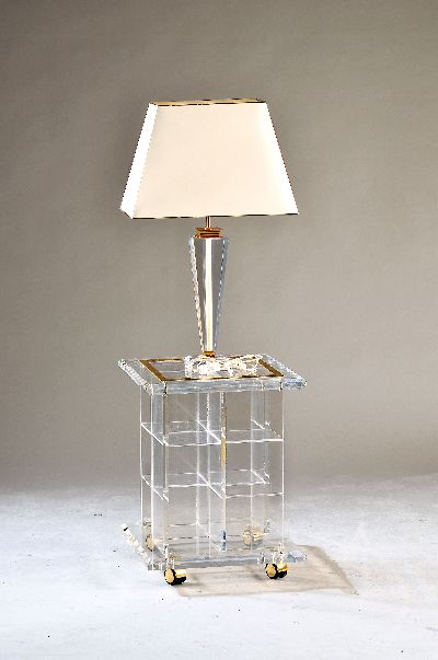 Beistelltisch und Tischlampe, Italien, 1980er Jahre, Acryl und Messing, Tisch ca. 58x45x45cm, Tischlampe H. ca 75cm, Elektr. nicht geprüft, EZ 2