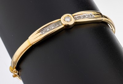 14 kt Gold Brillant-Armreif, GG 585/000, mittig Brillant ca. 0.15 ct Weiß/si, seitl. 8 Brillanten zus. ca. 0.08 ct Weiß/p, D. ca. 6x 5.5 cm, ...