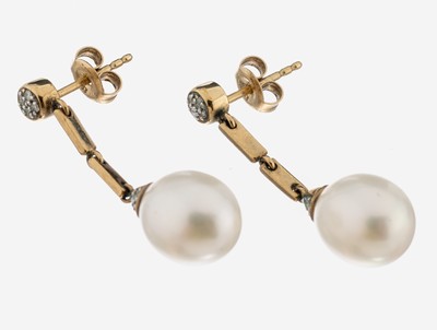 Paar 8 kt Gold Diamant-Perl-Ohrstecker, GG 333/000, länglich bewegl., 14 8/8-Diamanten zus. ca. 0.10 ct Weiß/p, unrunde Zuchtperlen, D. ca. 4.6 ...