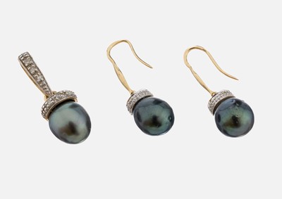 Paar 14 kt Gold Perl-Diamant-Schmuckset, GG585/000, part. rhod., best. aus: 1 Anhänger und 1 Paar Ohrhänger, Tahitizuchtperlen, D. ca. 3.9 mm, 12 ...