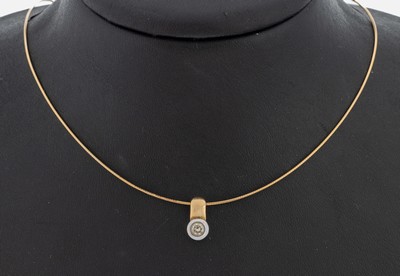 14 kt Gold Brillant-Anhänger, GG/WG 585/000, in WG gefasster Brillant ca. 0.20 ct get. Weiß/vs, an Halsreif, GG 585/000, L. ca. 43 cm, ...