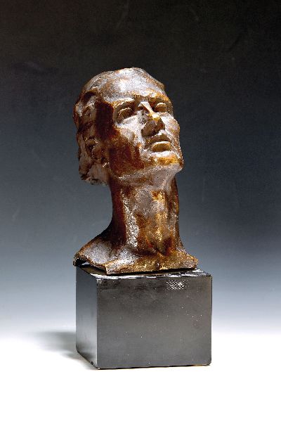 C. Daris, Künstler des 20. Jh., Kopf eines jungen Mannes, Bronzeguß, signiert, Steinsockel min. best., Gesamth. ca. 32cm