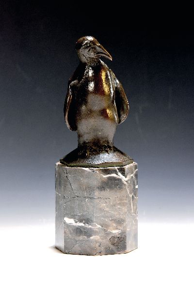 Franz Nachtmann, 1883-1942 München, Bronzefigurine, dunkelbraun patiniert, stehender Pinguin, signiert, oktogonaler Marmorsockel, H. 26 cm