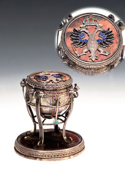 Saliere aus Silber, Russland, wohl Moskau, 1870, 84 Zolotniki, vierfüßiger Stand mit Pfeilmotiven auf gefasster Marmorplatte (gesprungen), ...