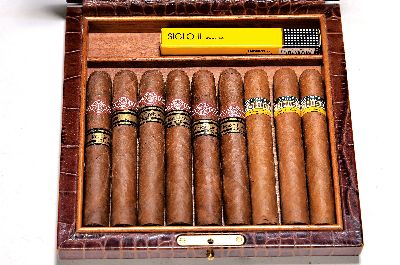 Humidor, Davidoff, Genf, Schweiz, Holzkorpusmit braunem Lederbezug in Krokodiloptik, Druckknopf-Verschluß, Herstellermarke, 4,5x23 ,5x23 cm; mit 6 ...