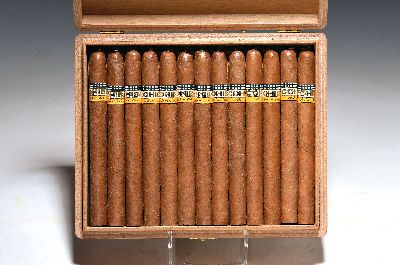 25er-Kiste Coronas Especiales, Cohiba, Havana, Kuba, 2001, Laguito No. 2, Ringmaß 38, in geöffneter orig. Holzkiste; Provenienz: aus Schweizer ...