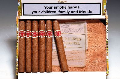 25er Kiste mit 18 Mille Fleurs, Romeo y Julieta, Havana, Kuba, 2021. Petit Coronas, Ringmaß 42, in geöffneter orig. Kiste; Provenienz: Aus ...