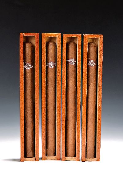 Vier Montechristo "A", Cohiba, Havana, Kuba, Lonsdale, Ringmaß 47, je einzeln in orig. Holzschuber; Provenienz: aus Schweizer ...