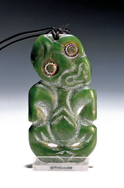 Hei Tiki, Amulett der Maori, Neuseeland, Nephrit sog. Greenstone, geschnitzt und geritzt, Augen mit Perlmutteinlagen, 9,5x5x5 cm, mit Lederband