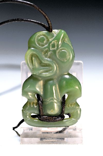 Hei Tiki, Amulett der Maori, Neuseeland, Nephrit sog. Greenstone, geschnitzt und geritzt, 6,5x4 cm, mit Lederband