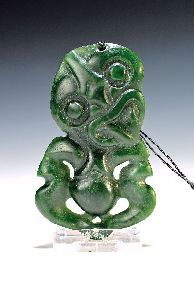 Hei Tiki, Amulett der Maori, Neuseeland, Nephrit, sog. Greenstone, geschnitzt und geritzt, 9x5,5 cm, mit Lederband