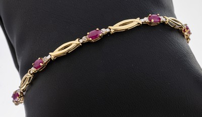 10 kt Gold Rubin-Armband, GG 417/000, 8 ovalfacett. Rubine zus. ca. 0.30 ct, L. ca. 19cm, Karabinerschließe, ca. 4.2 g