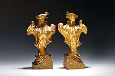 Paar Altarvasen, wohl Italien, 19. Jh., nach Rokokovorbild, Holz geschnitzt und vergoldet, H. ca. 37cm