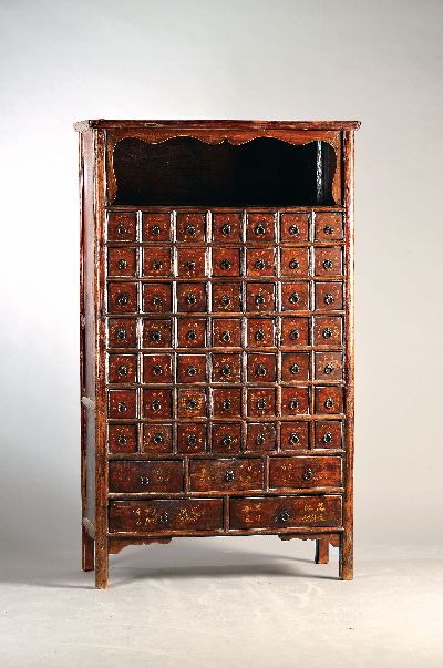 Apothekerschrank, China, um 1900, Tropenholz, rötlich gefaßt, 54 Schubladen, ca. 182x107x53 cm, EZ 2-3