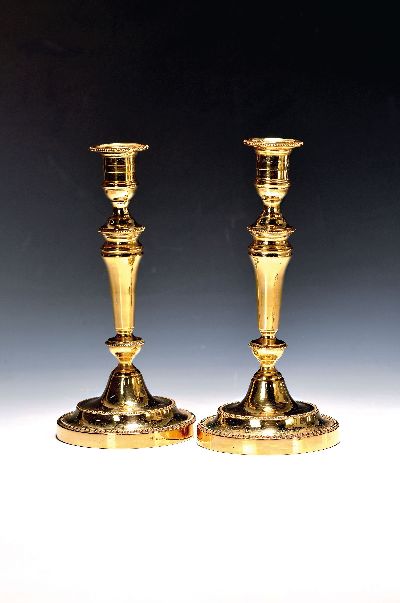 Paar Kerzenleuchter, Christofle Paris, Metall vergoldet in 6 Mikron (Marke 6 im Quadrat), Perlranddekor, H. je ca. 24.5cm