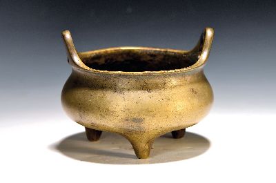 Koro/Weihrauchbrenner, China, 18./19. Jahrhundert, Bronze, auf drei Füssen, Doppelhenkel, am Boden bezeichnet, ca. 13 cm, D. 16 cm