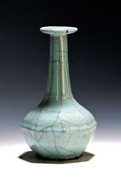 Seladon-Vase, China, mit Craquelé, octagonale Form, langer Hals, am Ausguß beschädigt, H. ca. 23 cm, in der Art der Song-Dynastie