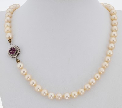 Perl-Collier mit 18 kt Gold Rubin-Schließe, WG 750/000, Akoyazuchtperlen, D. ca. 7-7.2 mm,Steckschließe mit kl. rundfacett. Rubinen, L. ca. 47 cm