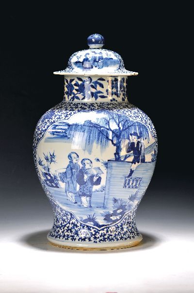 Deckelvase mit Blaumalerei, China, 20.Jh., Porzellan, unterglasurblaue Malerei, Paar Kartuschen mit Figurenszenen, mehrfach best. H. 45cm, Bodenmarke ...