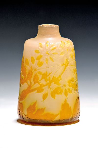 Lampenfuß, Emile Galle, Nancy, um 1900, farbloses Schichtglas, milchweisser Innenüberfang, goldgelb überfangen, geschnitten und geschliffen, Dekor ...