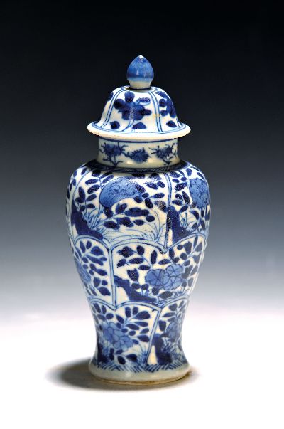 Kleine Deckelvase, China, Kangxi-Periode, Porzellan, unterglasurblaue Malerei mit Blumenmotiven in schuppenförmigen Kartuschen, entsprechende ...