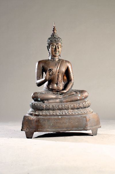 Monumentaler Buddha, Burma, 2. Hälfte 20. Jh., Bronze, sitzend auf Lotussockel, Abhaya Mudra, Geste der, Furchtlosigkeit mit Emailfarben, bemalte ...