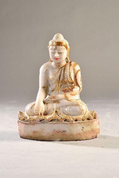 Großer Alabaster-Buddha, Burma, wohl 1. Hälfte 20. Jh., Geste der Erdberührung, bemalt bzw. Goldstaffage, ca. 57 x 45 cm, l. Altersspuren