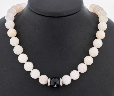 Rosenquarz-Onyx-Brillant-Collier mit 18 kt Gold Schließe, WG 750/000, Rosenquarz -Kugeln mit versch. Farbnuancen, D. ca. 12 mm,Onyx-Kugel, D. ca. ...