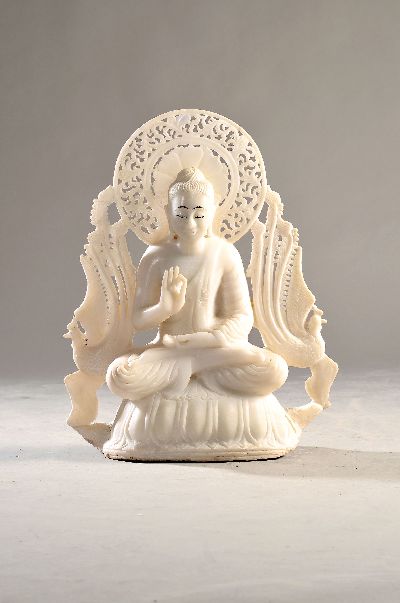Großer Alabaster-Buddha mit Mandorla, 2. Hälfte 20. Jh., Geste der Furchtlosigkeit, 73 x 62 cm, sparsame Bemalung