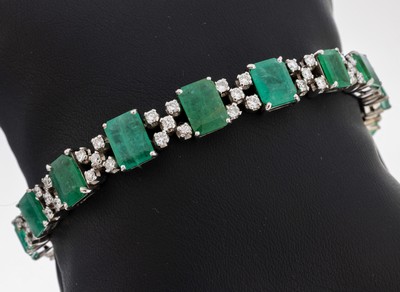 18 kt Gold Smaragd-Brillant-Armband, WG 750/000, 16 facett. Smaragde im Verlauf zus. ca. 18.00 ct, (einige Steine mit Risse/Kerben und Ausbrüche), ...